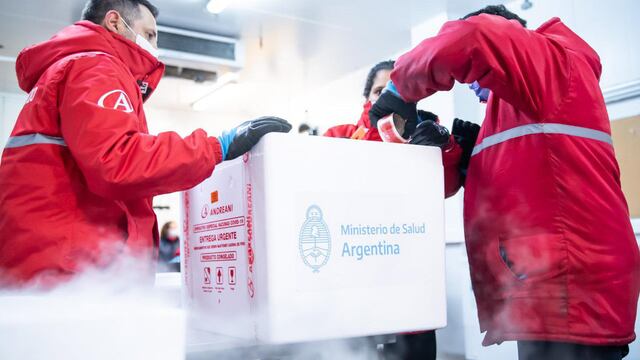 Entre mañana y el jueves llegará  a los 24 distritos del país 1.368.800 dosis de vacunas (768.800 Sinopharm y 600.000 Sputnik V componente 1) para continuar con el avance del plan estratégico de inmunización que despliega el Gobierno nacional en todo el país para combatir el COVID-19.
07 julio 2021 foto Presidencia