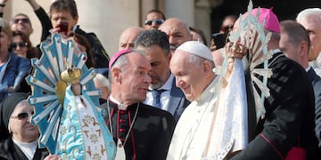 El Papa Francisco bendice imágenes de Nuestra Señora de Luján sostenida por vicarios militares británicos y argentinos que son un símbolo de la Guerra de las Malvinas, en el Vaticano, 30 de octubre de 2019.