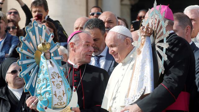 El Papa Francisco bendice imágenes de Nuestra Señora de Luján sostenida por vicarios militares británicos y argentinos que son un símbolo de la Guerra de las Malvinas, en el Vaticano, 30 de octubre de 2019.