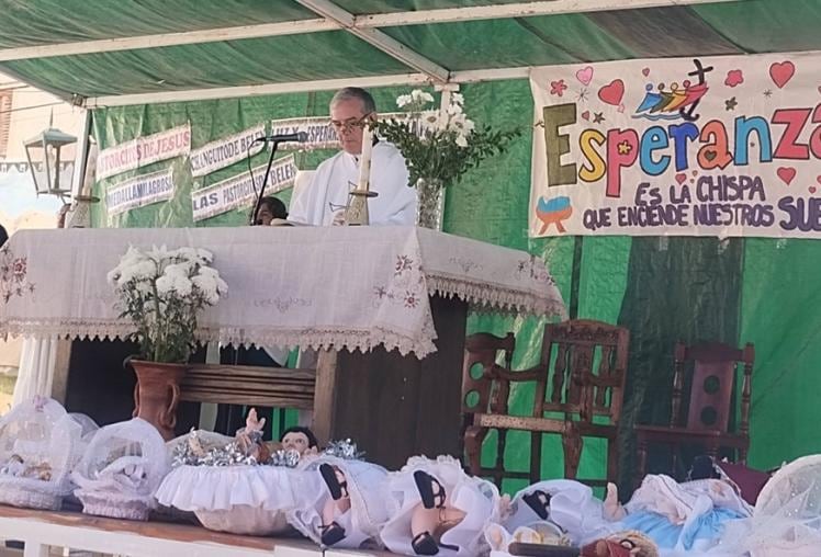 En su homilía el presbítero Ricardo Lobo   recordó a la feligresía humahuaqueña el significado simbólico de las ofrendas de los Reyes Magos al Recién Nacido.