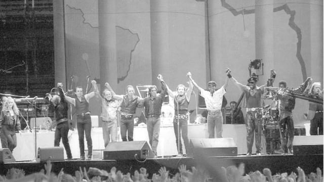 Sting, Peter Gabriel, Bruce Springsteen, Tracy Chapman y Youssou N’Dour pisaron el inmenso escenario que se montó sobre el Malvinas Argentinas
