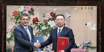 Massa junto al presidente del Banco de China, Yi Gang. Foto: Corresponsalía.