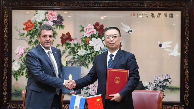 Massa junto al presidente del Banco de China, Yi Gang. Foto: Corresponsalía.