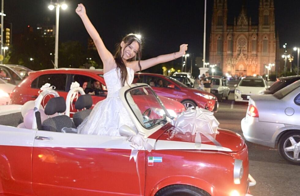 Mientras festejaba sus 15 años en La Plata, una chica fue sorprendida por una caravana de Fiat 600