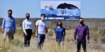 La inauguración de un cartel en Puerto Pirámides fue criticado por los vecinos del lugar.