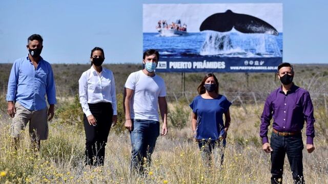 La inauguración de un cartel en Puerto Pirámides fue criticado por los vecinos del lugar.