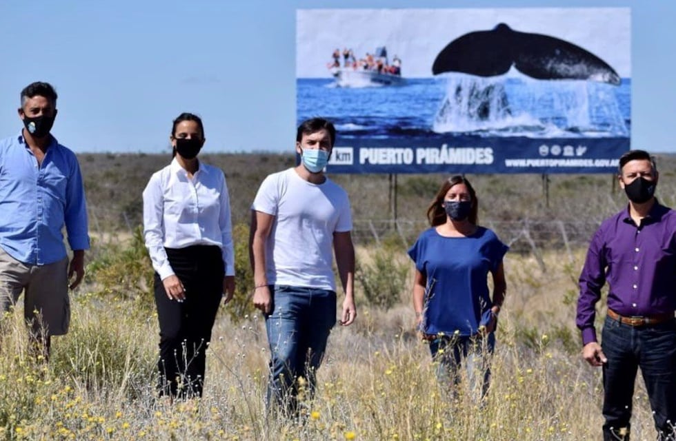 Puerto Pirámides: vecinos cuestionaron la colocación de un cartel a 80 kilómetros de la localidad