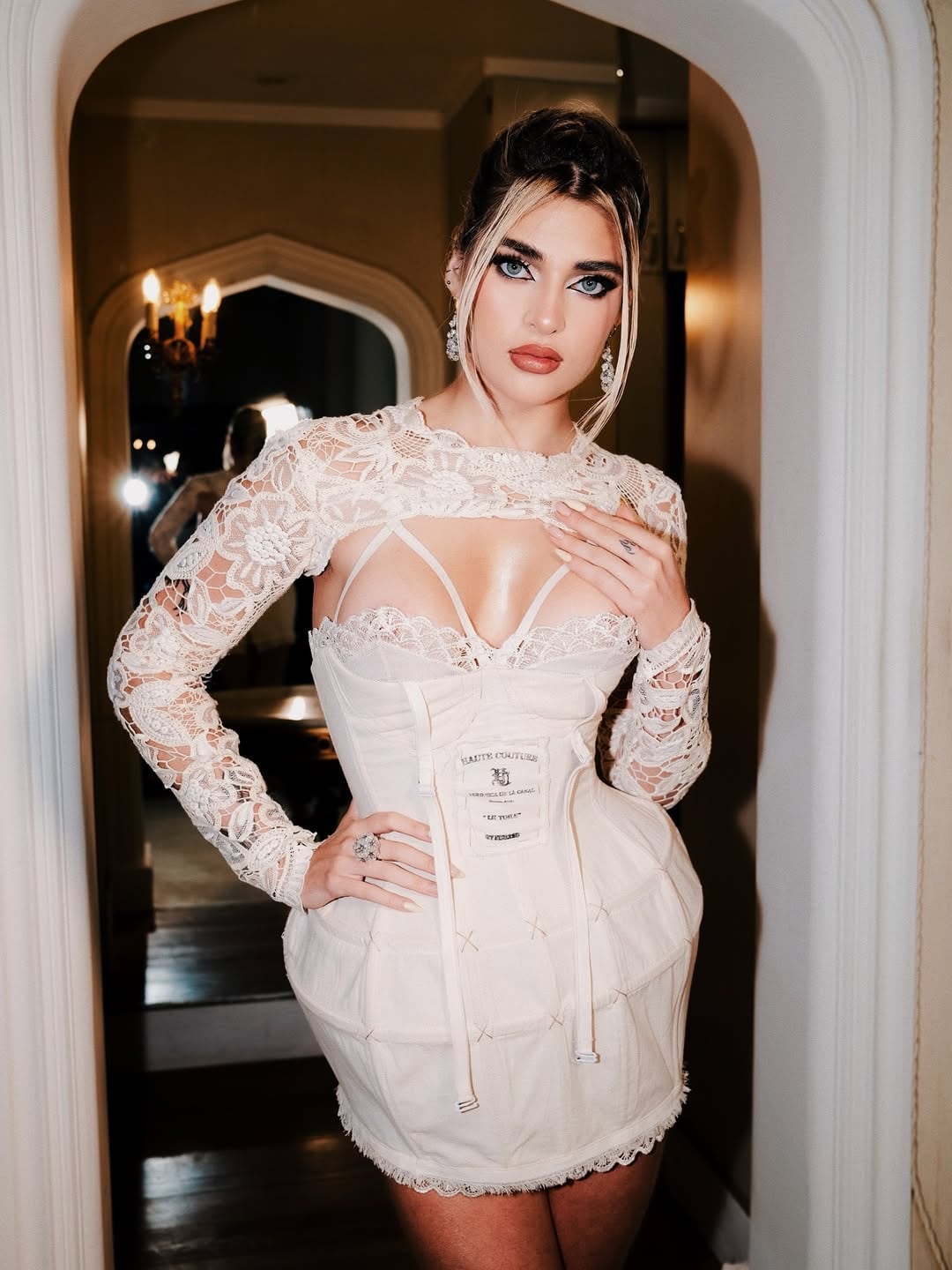 Encaje y transparente: Marta Fort marcó tendencia con un vestido total white e iluminó la noche