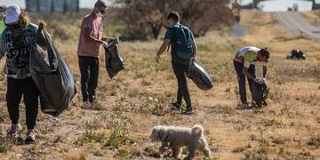 Jóvenes de Eco Earth levantando los residuos en el Arco de ingreso a San Rafael.