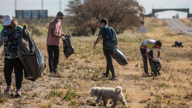 Jóvenes de Eco Earth levantando los residuos en el Arco de ingreso a San Rafael.