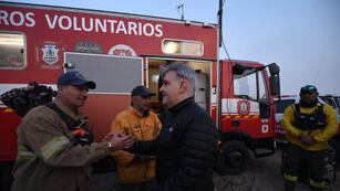Martín Llaryora cuando recorrió las zonas de los incendios. (Foto: La Voz)