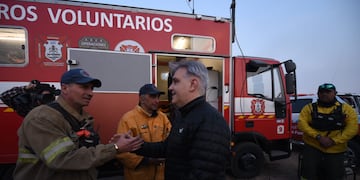 Martín Llaryora cuando recorrió las zonas de los incendios. (Foto: La Voz)