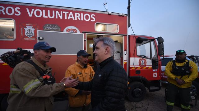 Martín Llaryora cuando recorrió las zonas de los incendios. (Foto: La Voz)