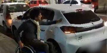 Una persona en silla de ruedas le pegó una calcomanía por estacionar en una rampa.