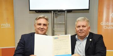 Martín Llaryora junto a Gustavo Benedetti en su visita a Arroyito