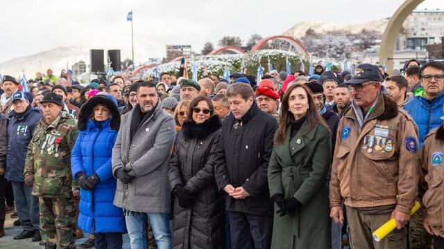 Un momento conmovedor en la defensa de la causa Malvinas, donde se rinde homenaje a los héroes y se reafirma el compromiso de mantener viva la memoria y la soberanía nacional.