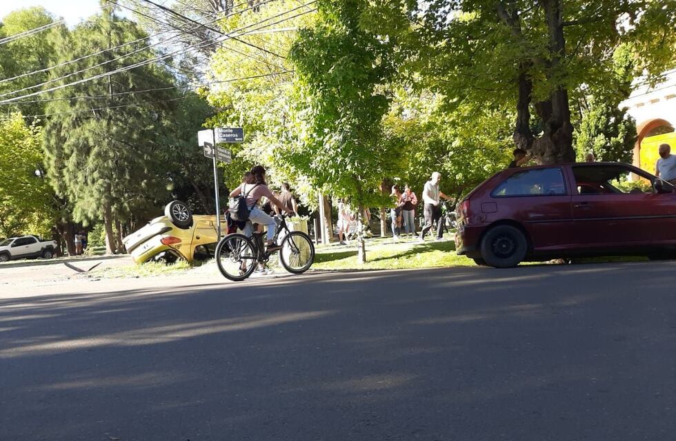 Un niño de 10 años está grave tras un choque y vuelco en el parque Hipólito Yrigoyen