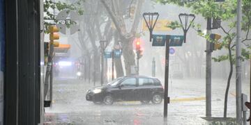 Una fuerte tormenta de granizo azotó al Gran Mendoza con abundante caída de agua.