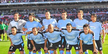 Los 11 titulares para el segundo partido de la Promoción entre Belgrano y River en 2011. Parados: Juan Carlos Olave, Luciano Lollo, Claudio Pérez, Cristian Tavio, Franco Vázquez y César Mansanelli. Agachados: César Pereyra, Gastón Turus, Ribair Rodríguez, Juan Carlos Maldonado y Guillermo Farré. (La Voz / Archivo)