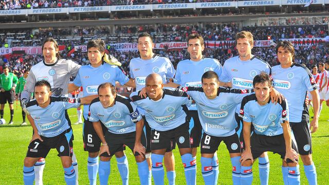 Los 11 titulares para el segundo partido de la Promoción entre Belgrano y River en 2011. Parados: Juan Carlos Olave, Luciano Lollo, Claudio Pérez, Cristian Tavio, Franco Vázquez y César Mansanelli. Agachados: César Pereyra, Gastón Turus, Ribair Rodríguez, Juan Carlos Maldonado y Guillermo Farré. (La Voz / Archivo)