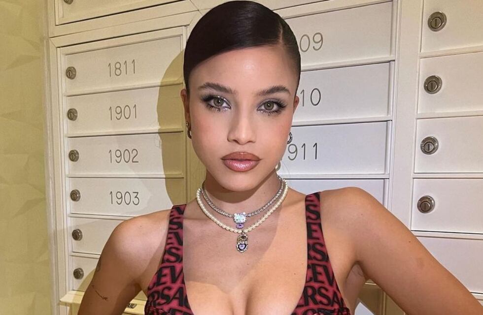 Pollera a tablas y top: Emilia Mernes encandiló con un look barbiecore