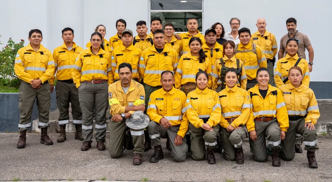 Previo a embarcar, el equipo de brigadistas posó para los medios junto al ministro Álvarez y funcionarios de su gabinete.