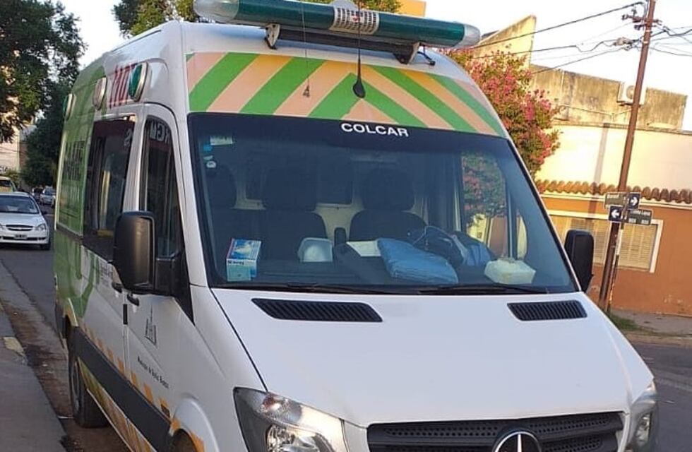 Una mujer cayó en la fosa de una empresa de transporte y fue rescatada