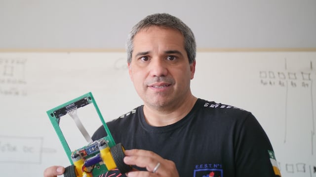 Es docente de programación y robótica y creó el Club de Robótica Casares.
