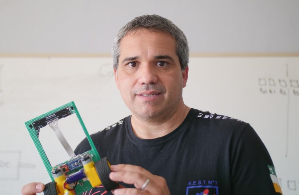 Es docente de programación y robótica y creó el Club de Robótica Casares