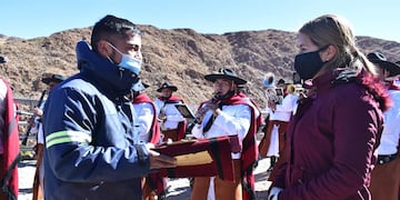 En el acto, la Banda de Música de la Policía tocó el Himno Nacional argentino en vetimenta de gauchos.