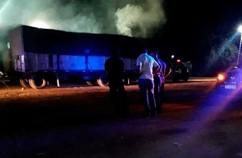 Se prendió fuego un camión que transportaba carbón en Caucete y el conductor se salvó de milagro