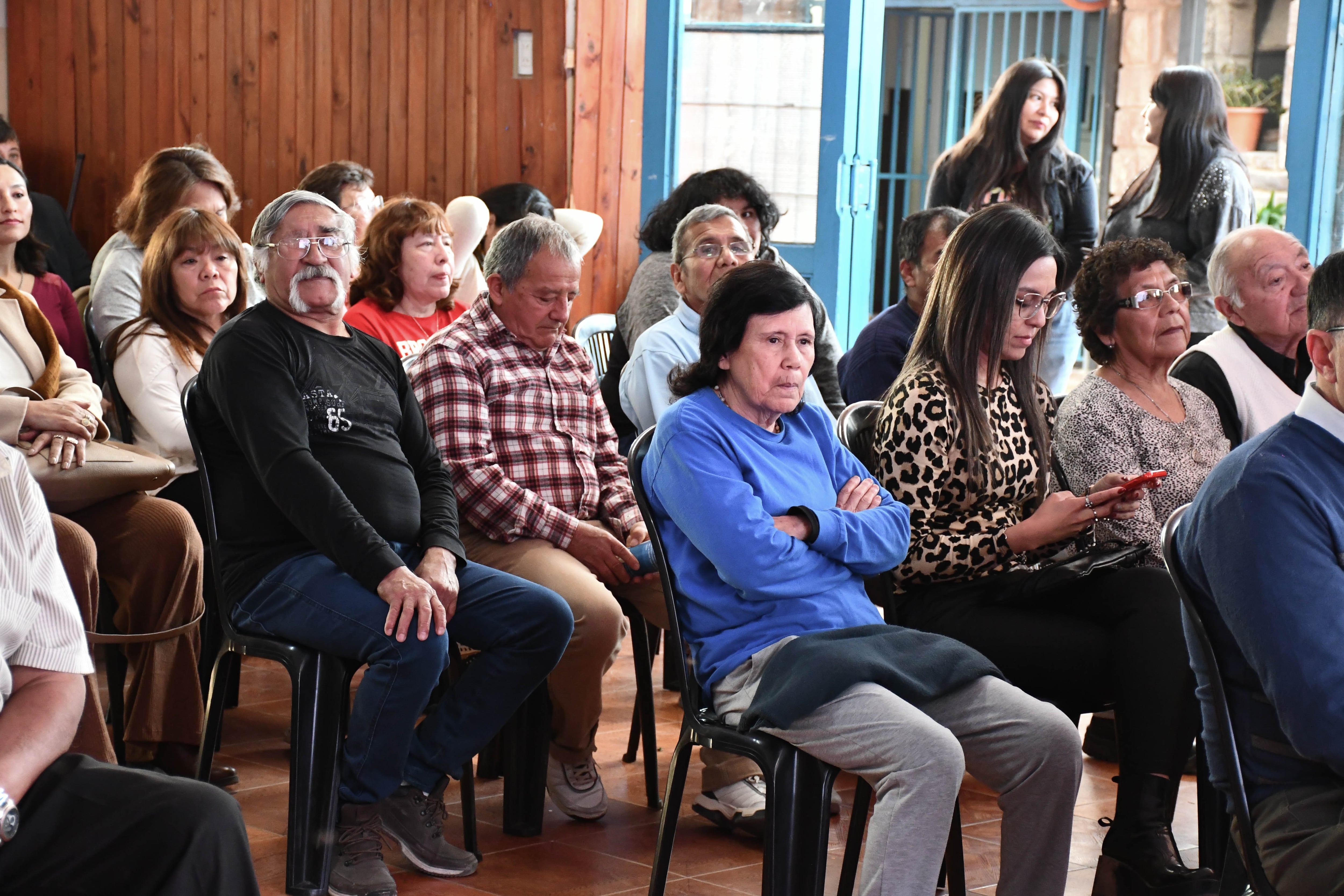 Un acontecimiento de verdadera relevancia fue para el vecindario el acto de presentación del libro digital que cuenta la  rica historia de Villa San Martín.