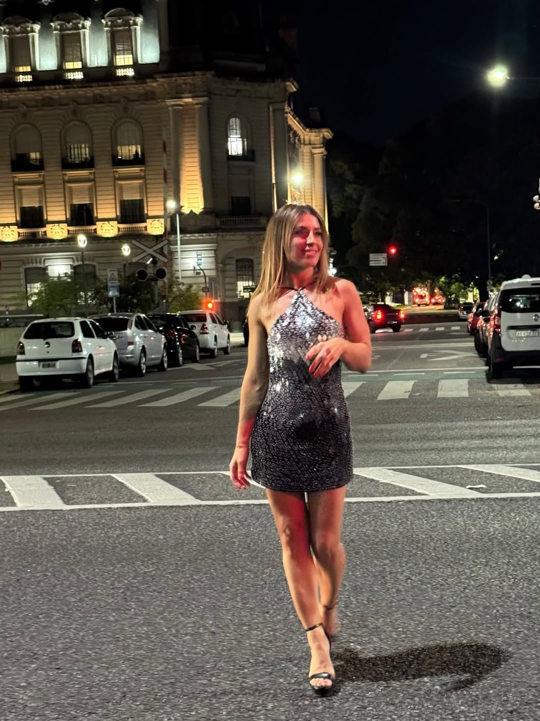 Mariana Brey deslumbró en la noche porteña con un look repleto de brillos y muy diminuto