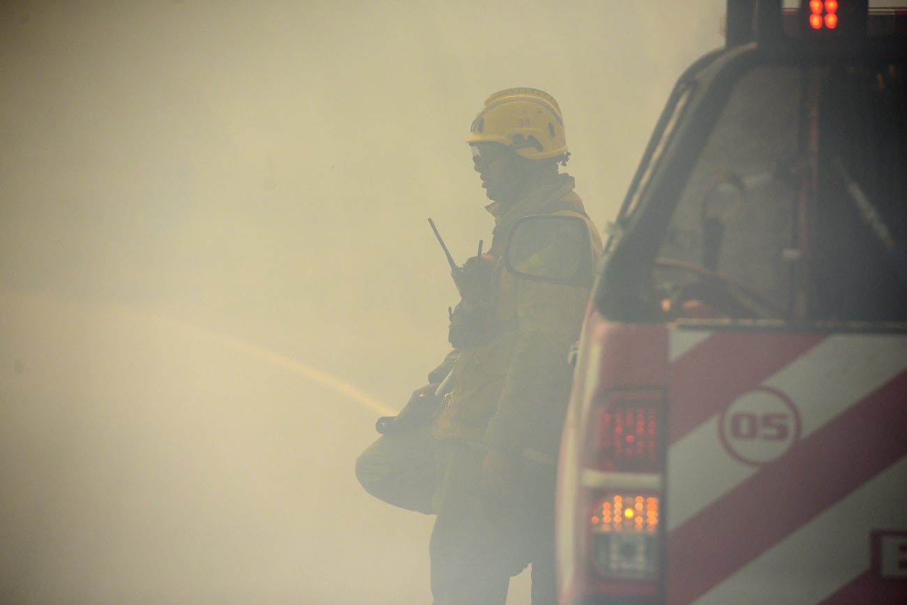 Incendio en la Quebrada del Condorito. Cortan el camino a las Altas Cumbres y despliegan un gran operativo terrestre y aéreo. (José Hernández / La Voz)