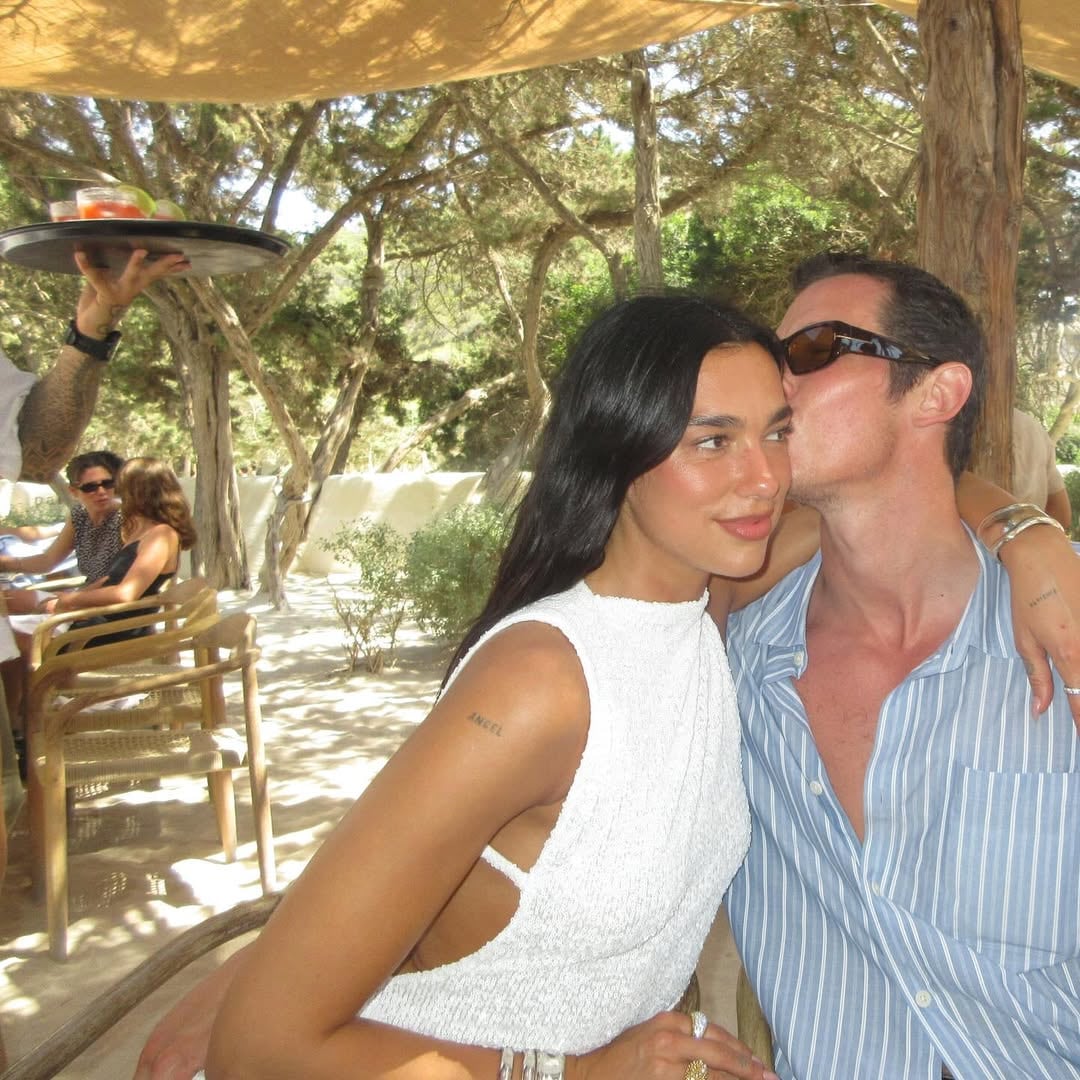 Dua Lipa celebró la previa de su cumpleaños número 30 desde Ibiza y con un minivestido cut out en blanco