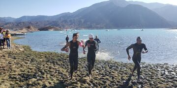 Este domingo en aguas y el perilago del dique Potrerillos se correrá la última fecha del circuito mendocino de triatlón. Gentileza Gobierno de Mendoza