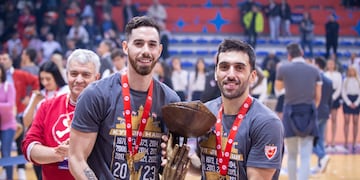 Luca Vildoza y Facundo Campazzo ganaron su primer título juntos en el Estrella Roja. (Prensa Estrella Roja)