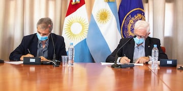 El ministro de Educación de Córdoba y el rector de la UNC firmaron un acuerdo para acreditar saberes de egresados de colegios técnicos provinciales.