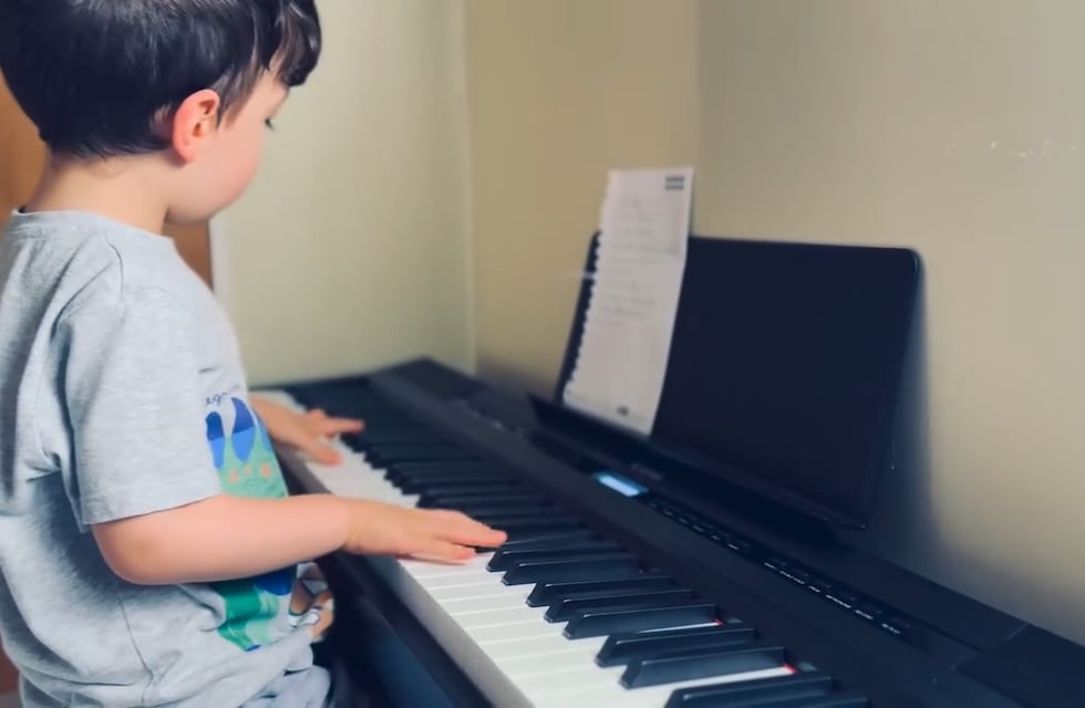 Quién es el pequeño pianista de 5 años con oído absoluto que deslumbró tocando en Rosario