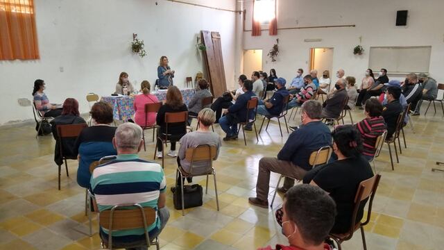 Reunión de familiares con PAMI para reubicar a los 53 abuelos del geriátrico San Francisco de Asís