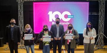 El Intendente Martín Perez, hizo entrega de herramientas y maquinarias a emprendimientos locales