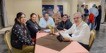 El gobernador Raúl Jalil se reunió con la comisión directiva de la entidad