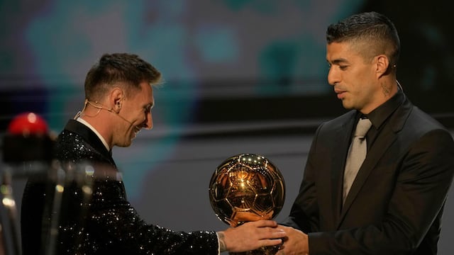 Lionel Messi, que recibió 613 para quedarse con la presea, recibió su séptimo Balón de Oro de manos de su amigo Luis Suárez. (AP)