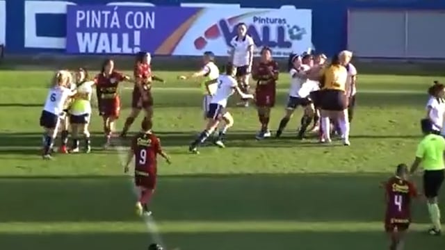 Batalla campal en el partido por el fútbol femenino de la Liga Mendocina entre Godoy Cruz y Las Pumas.