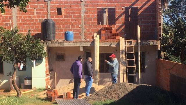Nuevamente, un albañil cayó desde una obra en construcción.