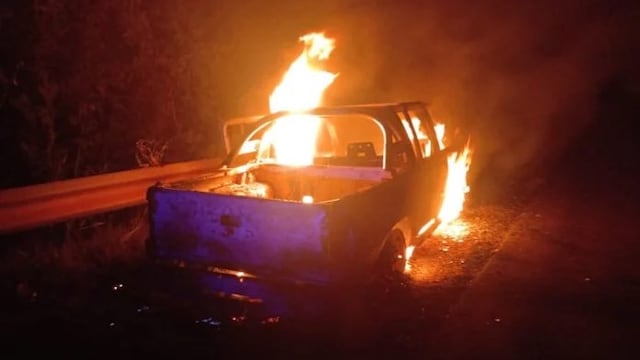 Despiste, vuelco e incendio de un vehículo en El Alcázar: el conductor salió ileso.