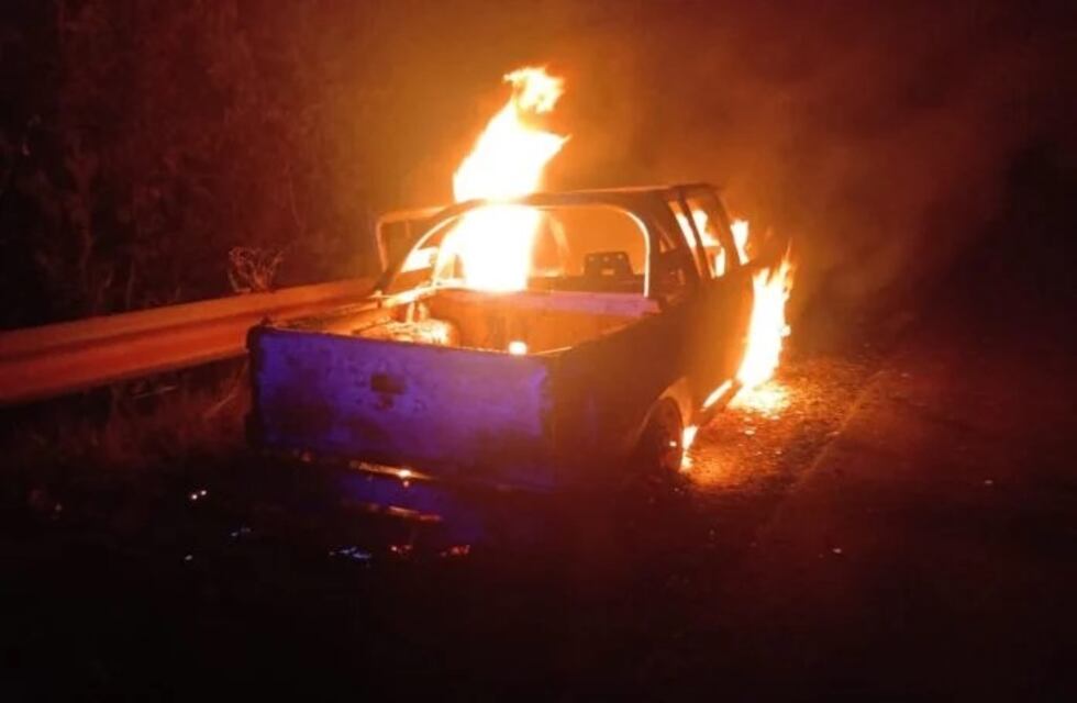 Despiste, vuelco e incendio de un vehículo en El Alcázar: el conductor salió ileso