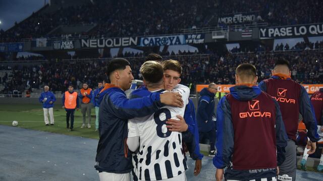 La despedida de Julio Buffarini de Talleres. Sus compañeros e hinchas homenajearon al lateral volante, un hincha más.