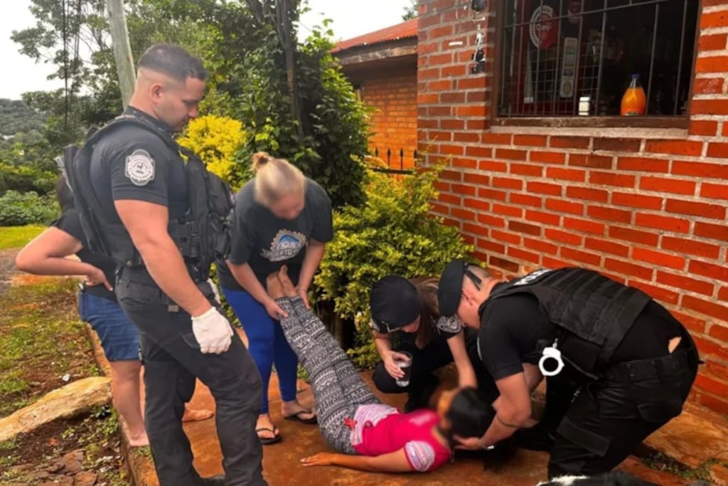 Policías asistieron a una joven embarazada que se desmayó en la vía pública en Puerto Rico.