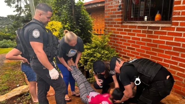 Policías asistieron a una joven embarazada que se desmayó en la vía pública en Puerto Rico.